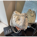 Detalle de bolso tipo cubo acolchado blanco con estrella plateada y pedrería brillante - Blanco Roto