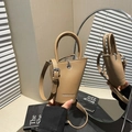 Sac seau en cuir marron à grain litchi avec poignée et détails argentés - Kaki