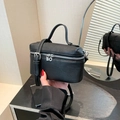 Borsa a scatola minimalista in pelle martellata nera con tracolla regolabile e zip - Nero