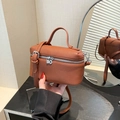 Borsa a tracolla marrone in pelle martellata con dettagli argentati e manico - Marrone