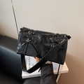Sac à bandoulière noir brillant à texture plissée avec nœuds élégants et large sangle - Noir