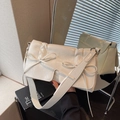 Sac à bandoulière chic blanc crème avec nœuds et finition en cuir verni plissé - Blanc Cassé