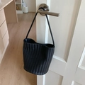 Détail du sac seau tressé noir montrant le motif de tissage en chevron sophistiqué - Noir