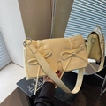Sac bandoulière beige chic avec détails nœuds doux et texture plissée de haute qualité - Jaune
