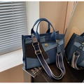 Λεπτομέρεια τσάντας denim patchwork με ριγέ λουρί και χρυσά μεταλλικά μέρη - Μαύρο με Μπλε