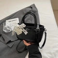 Elegante borsa a secchiello in vernice nera con fiocco in pizzo e ciondolo di perle - Nero (Con Ciondolo in Perla)