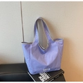Detalle del bolso tote lavanda con ribete gris en contraste y etiqueta tejida - Púrpura (con Ribete Gris)