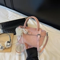 Piccola borsa a secchiello rosa in morbida pelle con ciondolo a fiocco di pizzo - Rosa (Con Pendente in Perla)