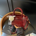 Sac seau rouge foncé brillant avec breloque cœur en perles sur fauteuil en cuir noir - Rouge Ankara (Avec pendentif en perles artificielles)