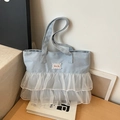Bolso tote de lona azul claro con volantes de encaje de tul blanco y asas dobles - Azul claro