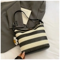 Detalle de bolso saco tejido a rayas con correa de cuero negro y colgante de flor - Estilo Con Colgante / Negro