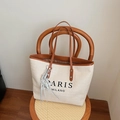 Bolso tote de paja beige con asas de cuero marrón y colgante de estrella decorativo - Con Colgante / Blanco Roto