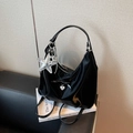 Borsa hobo a mezzaluna in pelle verniciata nera con ciondoli a stella e cuore - Nero con ciondolo