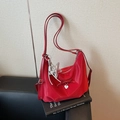 Borsa hobo rossa con fiocco e ciondolo a stella argentata su base di pelle - Rosso Vino Con Pendente