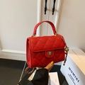 Borsa a tracolla rossa trapuntata con catena e dettaglio pendente a sfera dorata - Taglia Grande Rosso