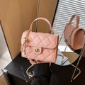 Elegante borsa a tracolla trapuntata rosa con chiusura a rotazione dorata e catena - Rosa Grande