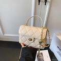 Borsa a tracolla beige trapuntata con catena dorata e ciondolo a sfera regolabile - Bianco Grande
