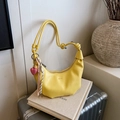 Bolso hobo amarillo de cuero con correa anudada y colgante de corazón moderno - Estilo Con Colgante / Amarillo