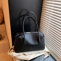Bolso de hombro de cuero litchi negro con cremallera sobre chaqueta beige - Negro