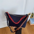 Borsa tote in nylon blu scuro con manico rosso e tracolla intrecciata bianca e nera - Blu