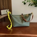 Borsa a tracolla verde oliva con tracolla in corda giallo fluo e cerniera dorata - Verde