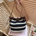 Secchiello in maglia a righe blu navy e bianco con cinturino in pelle e bottone in corno - Blu scuro