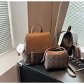 Detalle del conjunto de mochila y bolso con estampado de osos y colgante de oveja blanca - Con Colgante / café