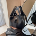 Bolso cubo negro de cuero granulado con asas superiores y detalles metálicos plateados - Negro