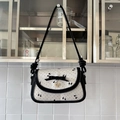 Schultertasche mit Polka-Dots, schwarzer Schleife und goldenem Herzanhänger im Detail - Schwarz