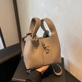 Mini bolso cubo caqui de piel granulada con asas superiores y correa ajustable - Gris