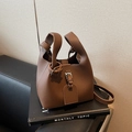 Elegante bolso tipo cubo en cuero granulado marrón con asa superior y bandolera - café