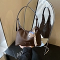 Borsa hobo retrò marrone scuro con tracolla regolabile e ciondolo peluche in uno specchio - Con Ciondolo / Marrone