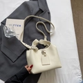 Bolso tipo cubo minimalista en cuero granulado beige con correa ajustable y plata - Blanco Roto