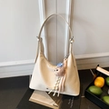 Borsa hobo sottobraccio color crema in ecopelle goffrata con grazioso ciondolo a scimmia - Con Ciondolo / Bianco Sporco