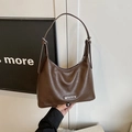 Borsa hobo minimalista in pelle testa di moro con logo del marchio in metallo argento - Senza Ciondolo / Marrone