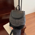Kleiner Rucksack aus schwarzem Leder und grauem Tweed mit Kettenverzierung und Prägung - Schwarz