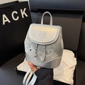 Silberner Mini-Rucksack mit Metall-Optik, Stickereien und schicker Metallkette - Silber