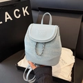 Hellblauer Mini-Rucksack aus Denim und Leder mit Glitzer-Finish und Ketten-Detail - Blau