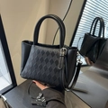 Elegante borsa a secchiello nera trapuntata con manici e tracolla regolabile - Nero