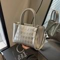 Borsa tote argento trapuntata con trama metallica e tracolla regolabile rimovibile - Argento