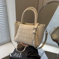 Elegante borsa a secchiello trapuntata beige con motivo a rombi e tracolla regolabile - Beige