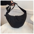 Dettaglio borsa a tracolla a mezzaluna in nylon nero con tracolla larga e lacci intrecciati - Standard / Nero