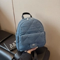 Mini rugzak van blauwe denim met ruitpatroon, zilveren draaisluiting en kettingriem - Donkerblauw