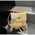 Sac à dos jaune chic texture tissée avec boucle métal et pompon blanc en peluche - Jaune avec Pendentif
