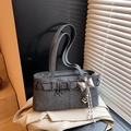 Graue Eimertasche mit Textur, dekorativer Silberschnalle und Schleifenanhänger - Schwarz mit Anhänger