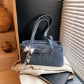 Dunkelblaue Eimertasche aus Denim mit Silberschnalle und elegantem Schleifenanhänger - Dunkelblau Mit Anhänger