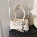 Elegante cremefarbene Beuteltasche mit silbernem Schleifenanhänger und Schnalle - Beige Mit Anhänger