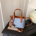 Bolso de mano en denim azul y cuero marrón con un colgante de caballito de madera - Azul Denim