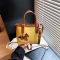 Bolso de cubo tejido amarillo con asas de cuero marrón y colgante de caballo de madera - Amarillo