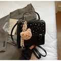 Dettaglio zaino in ecopelle nera con borchie argento e ciondolo orsetto di peluche - Senza Ciondolo / Nero